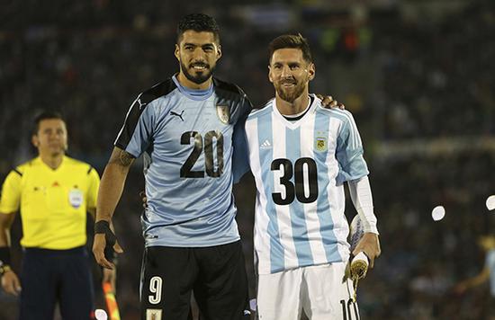 中超强队国安在亚冠被越南绝杀，国脚表现低迷，暴露中国足球实力与管理问题。