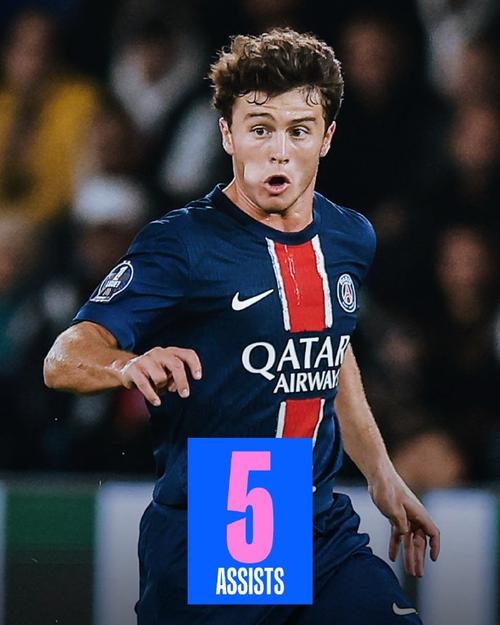 T倒了！预热《怪奇物语》最终季，拜仁球员穿特制热身服出场（拜仁球员穿定制热身服亮相，为《怪奇物语》最终季预热）