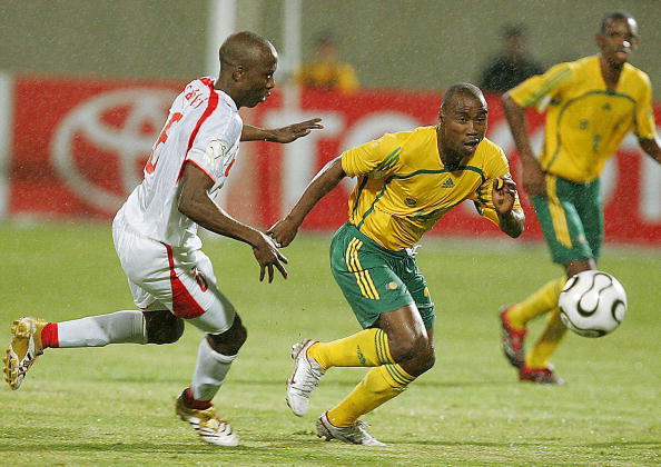 四川三大球联赛球员何俊杰场上掌掴对手，被四川足协禁赛3年（四川三大球联赛冲突：何俊杰赛中掌掴对手，遭四川足协禁赛三年）